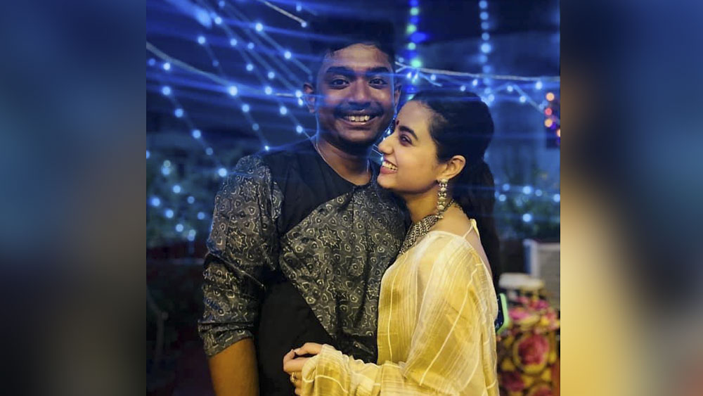 গায়ক শোভন গঙ্গোপাধ্যায়ও মজলেন প্রেমে, তাঁর স্বস্তিকাকে নিয়ে। পাঞ্জাবি-শাড়িতে শোভন-স্বস্তিকা যুগলের রসায়ন যে পুজোয় জমে উঠেছে, তা বেশ স্পষ্ট।