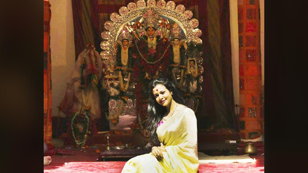 ভবানীপুরের মল্লিকবাড়ির পুজো দীর্ঘ দিন ধরে প্রসিদ্ধ। পুজোয় এই বাড়িতে বসে তারার হাট। কোয়েলও সেজে উঠলেন পুজোর সাজে। অষ্টমীর প্রাক্কালে সেই আনন্দঘন মুহূর্তের ছবি ভাগ করে নিলেন নেটমাধ্যমে। ঠাকুরদালানে প্রতিমার সামনে বসে ছবি তুললেন। মনে হচ্ছে যেন দেবীর সামনে বসে আছেন আর এক দেবী!