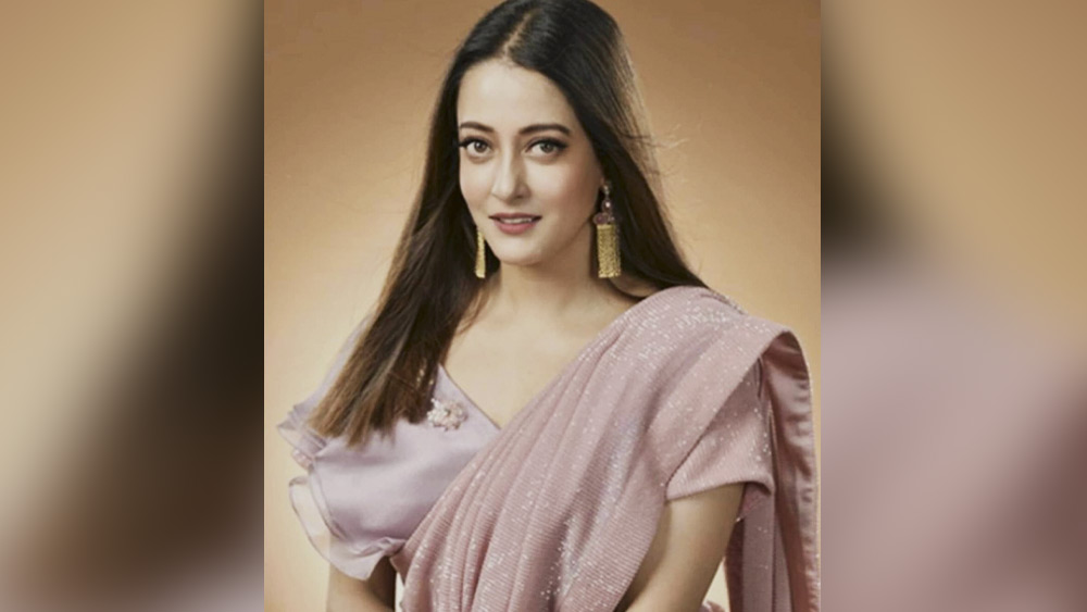 রাইমা সেনকে দেখা গেল শিফনের শাড়িতে। হালকা গোলাপি রঙের শাড়িতে নায়িকা অনন্যা। বিবরণিতে লিখলেন, ‘শুভ মহাঅষ্টমী’।