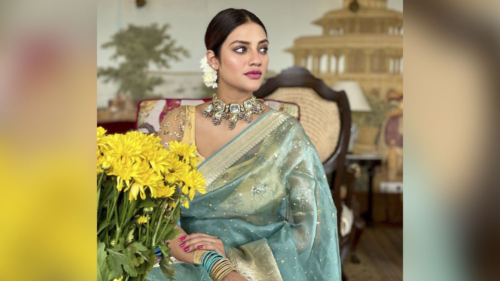 ছবি দিলেন সদ্যা মা হওয়া নুসরতও। সপ্তমীতে তিনি সেজে উঠলেন নীল শাড়ি-হলুদ ব্লাউজে। সঙ্গে গলা জুড়ে ভারী গয়না, খোঁপায় জুঁইফুল ও হাল্কা লিপস্টিক।