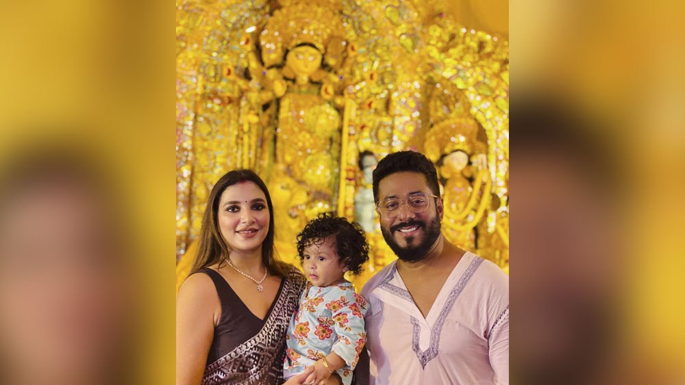 ইউভানকে নিয়ে দ্বিতীয় পুজো রাজ-শুভশ্রীর। গর্বিত মা-বাবা পুত্রকে নিয়ে প্রতিমার সামনে ছবি দিলেন। সঙ্গে বিবরণীতে শুভশ্রী লিখলেন, ‘বলো দুগ্গা মাইকি জয়’।