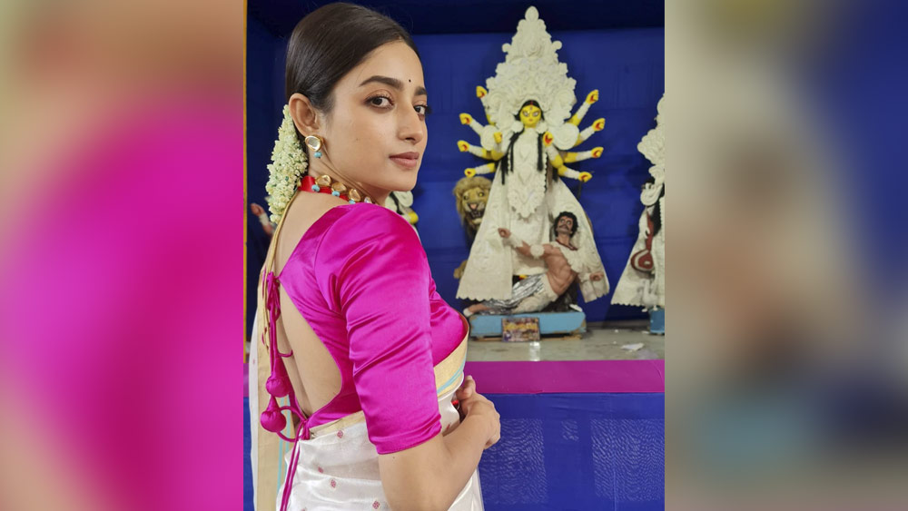 ঈশা সাহার ওয়েব সিরিজ ‘ইন্দু’ মুক্তির অপেক্ষায়। তার আগে অষ্টমীর সকালে মণ্ডপে প্রতিমার সামনে অভিনেত্রীকে দেখা গেল গোলাপি ব্লাউ়জ ও সাদা শাড়িতে। সঙ্গে জুড়লেন অষ্টমীর শুভেচ্ছা।