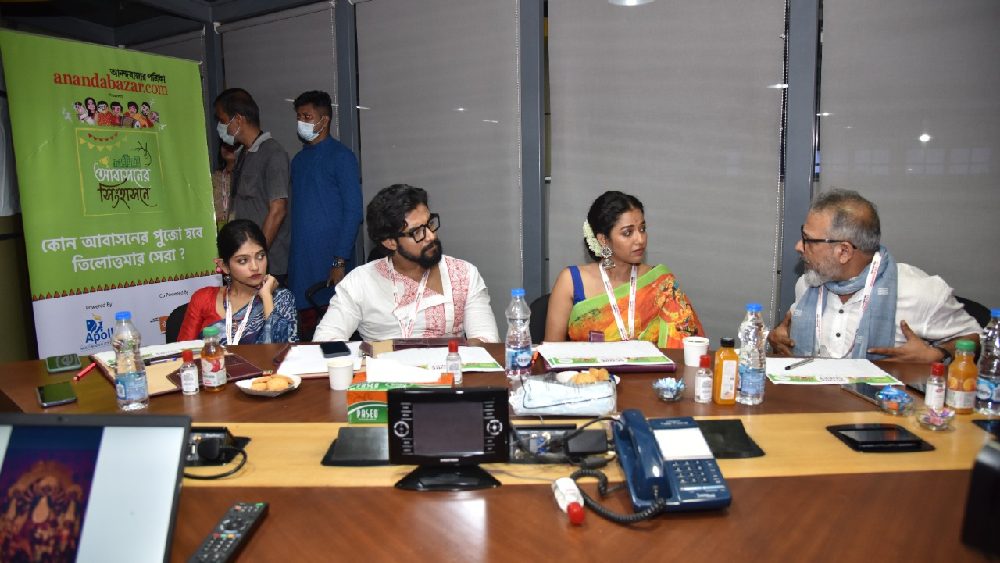 আনন্দবাজার অনলাইনের সম্পাদক অনিন্দ্য জানার সঙ্গে তিন বিচারক।