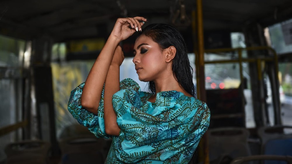 শাড়ির ছবি তোলা শেষ হতেই নীল রঙের পোশাক গায়ে তুললেন ইধিকা। উঠে পড়লেন ভাঙা বাসে। দেবাশিস তাঁকে সাপের ভয় দেখালেও থেমে গেলেন না ২৩ বছরের কন্যে।