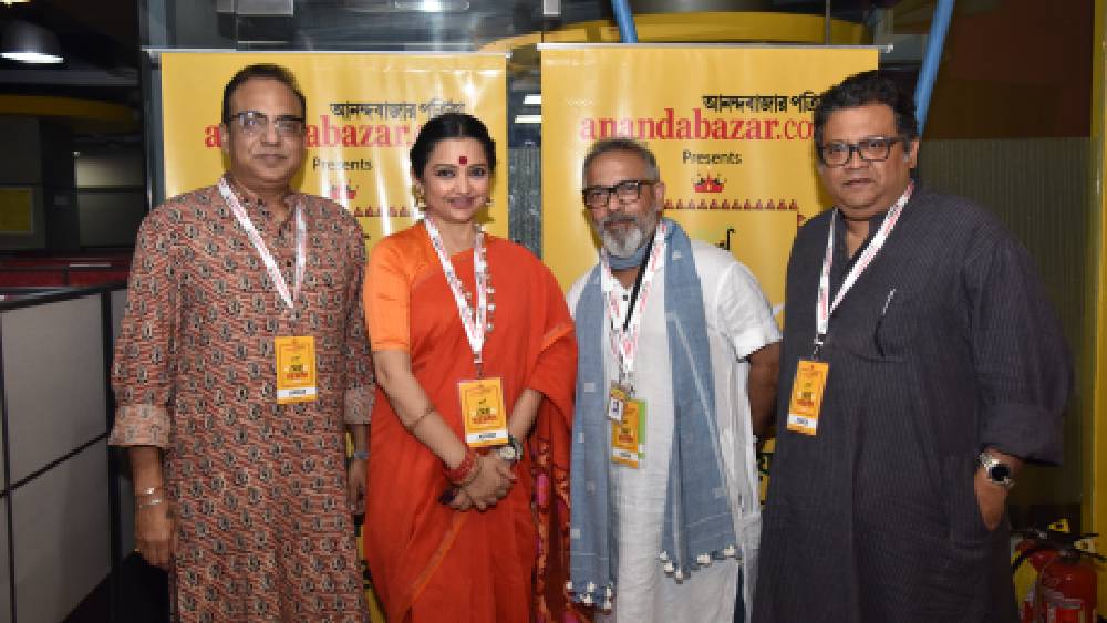 দ্বিতীয় অর্ধে শুরু হল বারোয়ারি পুজোগুলির লড়াই। বিচারক হিসেবে অনিন্দ্য জানার সঙ্গে ছিলেন অরিন্দম শীল, অনিরুদ্ধ রায়চৌধুরি ও জুন মালিয়া।