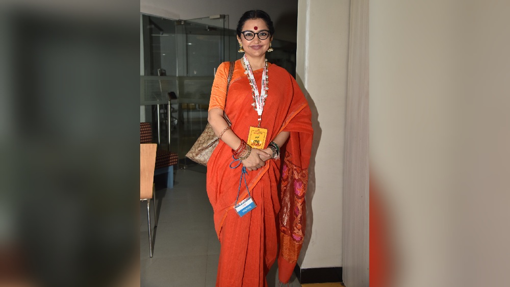 জুন মালিয়া সেজে এসেছিলেন কমলা রঙের শাড়িতে। সঙ্গে ছিল সোনালি ঝুমকো ও বড় টিপ।