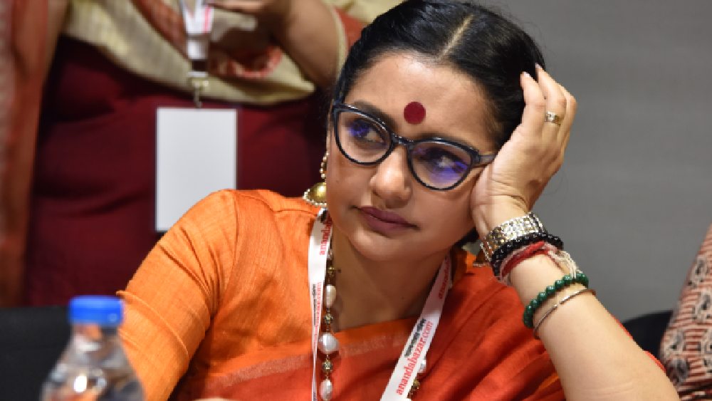 অতিমারির পরিস্থিতিতে অন্যান্য বছরের মতো মণ্ডপে ঘুরে ঠাকুর দেখার সামান্য হলেও ঝুঁকি থেকেই যায়। কিন্তু তার মধ্যেই জুন আশাবাদী। বললেন, আনন্দবাজার অনলাইনের দৌলতে বিচার করতে গিয়েই অন্তত কিছু ঠাকুর দেখা হল।