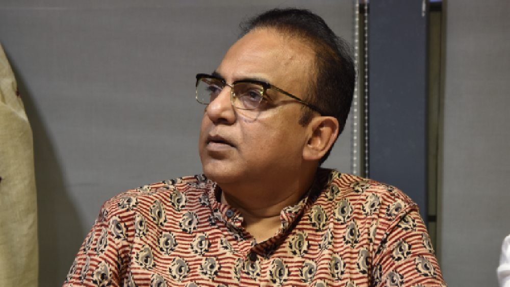 অরিন্দম শীল বুঝিয়ে দিচ্ছিলেন বিভিন্ন পুজোর থিম, তাদের অন্তর্নিহিত ভাবনা। ১০টি পুজো দেখার পর ক্ষণিকের বিরতি। তার মধ্যেও উত্তেজনা কমেনি পরিচালকের। বললেন, ‘‘হাড্ডাহাড্ডি লড়াই বাকি আছে।’’