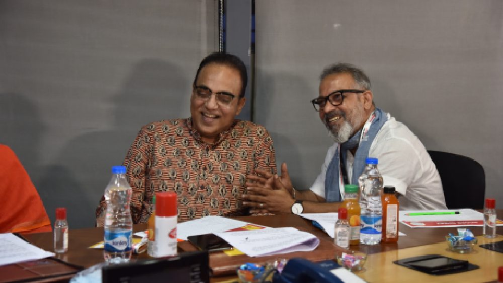 বহু সর্বজনীন পুজোতে উঠে এসেছে সামাজিক সমস্যার কথা। সে দিকে জোর দিয়ে অরিন্দম শীল বললেন এটি খুবই প্রশংসনী বিষয়।
