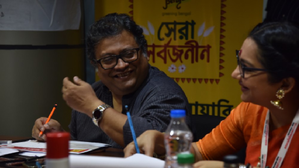 অনিরুদ্ধর নম্বর দেওয়া নিয়ে ঠাট্টা করলেন জুন। বললেন, ‘‘খুব কড়া নম্বর দিচ্ছিস তুই।’’ উত্তরে পরিচালক বললেন, ‘‘তুই কিছু কম সিরিয়াস নোস। আমাকে শাসন করছিস।’’