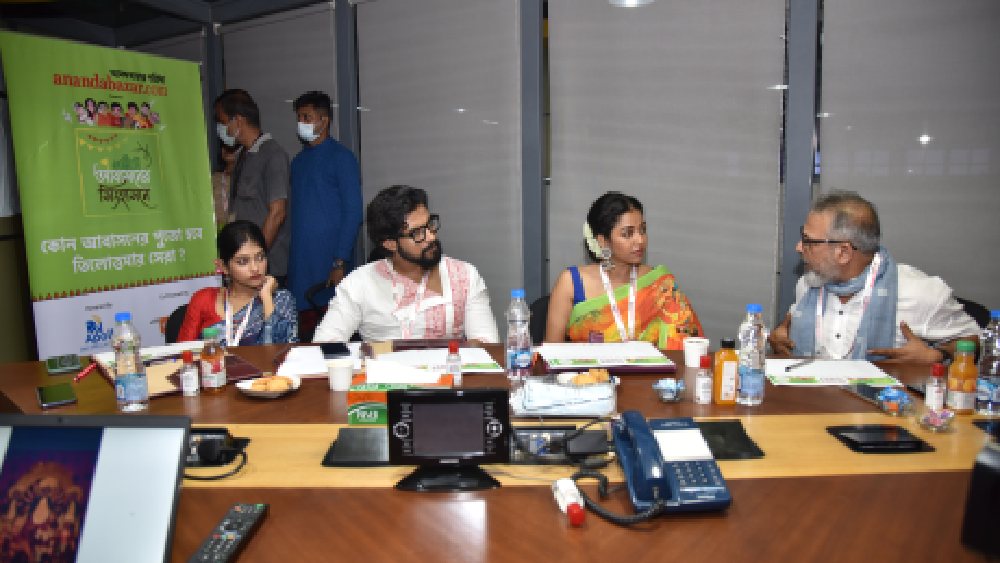আনন্দবাজার অনলাইনের সম্পাদক অনিন্দ্য জানার সঙ্গে আবাসনের পুজোর লড়াই, ‘আবাসনের সিংহাসনে’-র বিচারকের ভূমিকায় ছিলেন তাঁরা। মোট ২৫০টি পুজো দিয়ে শুরু হয়েছিল লড়াই। দীর্ঘ বাছাই পর্বের পরে তিনটি সেরা পুজো বেছে নিলেন তাঁরা।