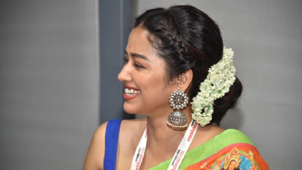 হাসিঠাট্টা, খুনসুটির মধ্যেই এগলো বিচার পর্ব। দুর্গার চোখ থেকে অসুরের মুখের অভিব্যক্তি, মণ্ডপের সাজসজ্জা থেকে পরিচ্ছনতা — সব কিছু নিয়েই চলল চুলচেরা বিশ্লেষণ।