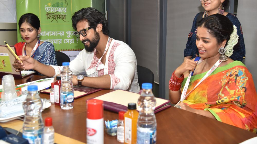 নম্বর দিতে দিতেই রণজয়ের মার্কশিট দেখে ফোড়ন কাটলেন সোহিনী। হাসতে হাসতে বললেন, “রণজয় কাউকে শূন্য দিচ্ছে। আবার কাউকে নয় দিয়ে দিচ্ছে।” সোহিনী কথা শেষ করতেই অনিন্দ্য বললেন, ‘‘হাত খুলে নম্বর দিচ্ছি।’’ সঙ্গে সঙ্গে সোহিনীর টিপ্পনি, ‘‘তোমার নম্বর দেখে তো সেটা মনে হচ্ছে না।’’
