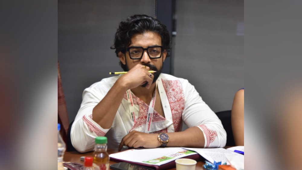 রণজয় পরেছিলেন লাল ধুতি, সাদা পাঞ্জাবি। প্রেমিকের দিকে তাকিয়ে সোহিনী বললেন, “রণজয় কাল ডিজাইনারকে তাড়া দিয়ে এই পাঞ্জাবিটা আনিয়েছে এখানে পরে আসবে বলে।”