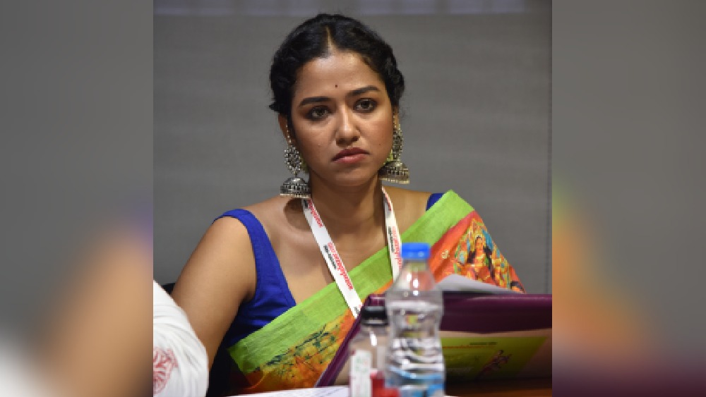 অষ্টমীর সকালে সোহিনীর সাজ ছিল দেখার মতো। রঙিন শাড়ির কাজে আছে মা দুর্গা থেকে মহিষাসুর। হাসতে হাসতে সোহিনী বললেন, মানুষের মধ্যেও ভালো-খারাপ দুই দিকই থাকে। জুঁই ফুল ভালবাসেন সোহিনী। মাথায় তাই জুঁইয়ের মালা পরেছেন তিনি। হাতে চুড়ি।