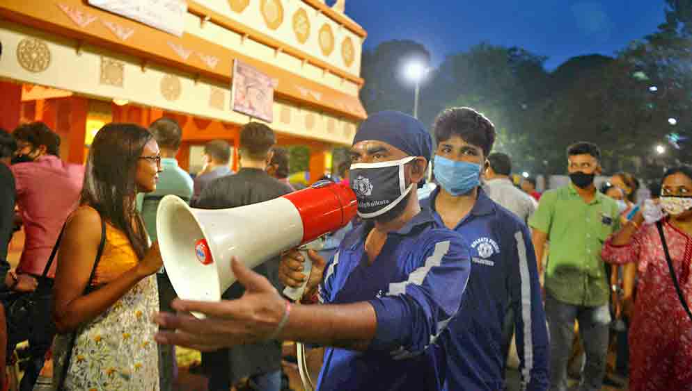 ম্যাডক্স স্কোয়ারে সপ্তমীর রাতে বিধি মানার ঘোষণাতেও লাভ হয়নি।