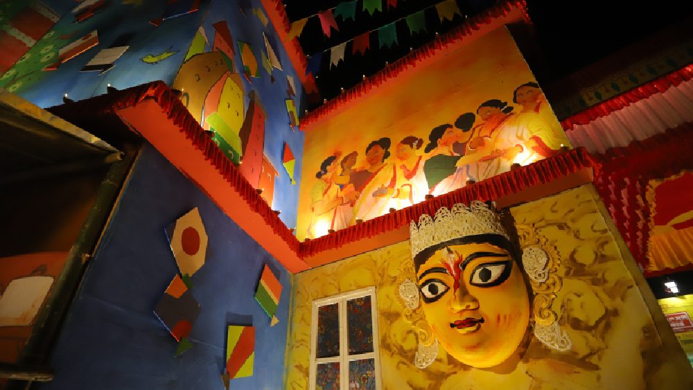 সল্টলেক এ ই ব্লকের পুজো। এ বারের থিম নগরদর্পণ।