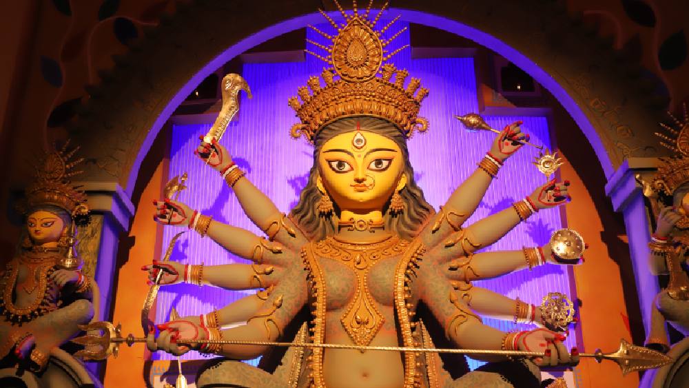মণ্ডপের সঙ্গে সামঞ্জস্য রেখেই তৈরি হয়েছে প্রতিমাও। একেবারে বাঙালি চেহারায়।