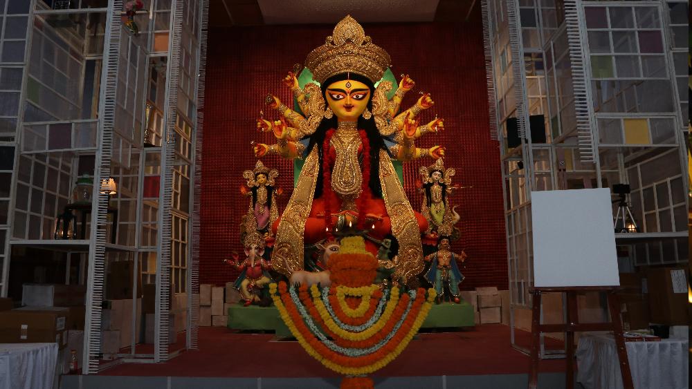 অতিমারির ভয় কাটিয়ে ওঠার সময়ে ভরসা দেবী দুর্গা। সেটিই ধরার চেষ্টা হয়েছে সমাজসেবী সঙ্ঘের পুজোয়।