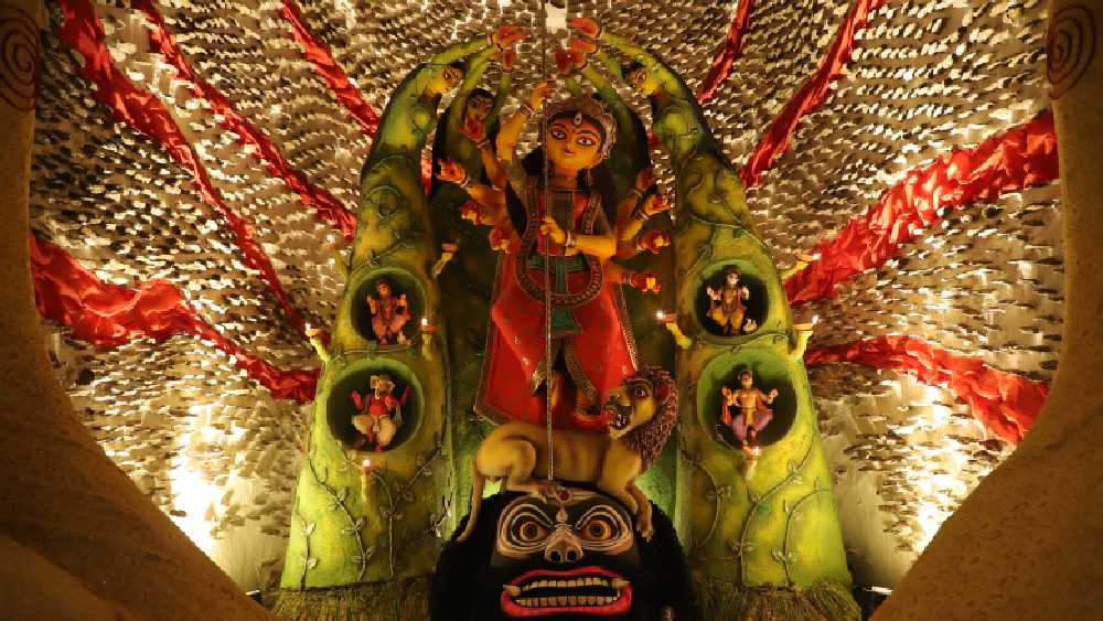 প্রকৃতির মধ্যেই দেবীর উৎস সন্ধান। সে কথাই মাথায় রাখা হয়েছে প্রতিমা নির্মাণের সময়ে।