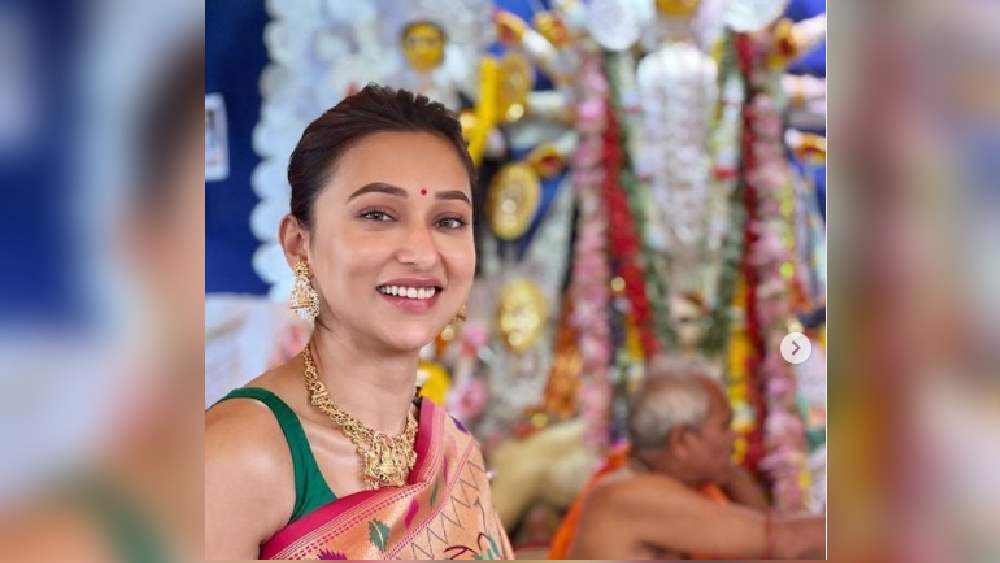 পুজোর দিনে মিমির রঙিন দক্ষিণী সিল্কের শাড়ি রাঙিয়ে দিল চারপাশ। সঙ্গে সরু হাতকাটা ব্লাউজ আর মানানসই দক্ষিণী গয়না। তবে মিমিকে বাকিদের চেয়ে অনেকটাই এগিয়ে দিল তাঁর ঝলমলে হাসির ফোয়ারা।