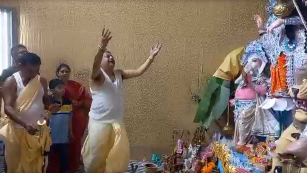  Tmp mp kalyan Banerjee cried during puja of nabami dgtld