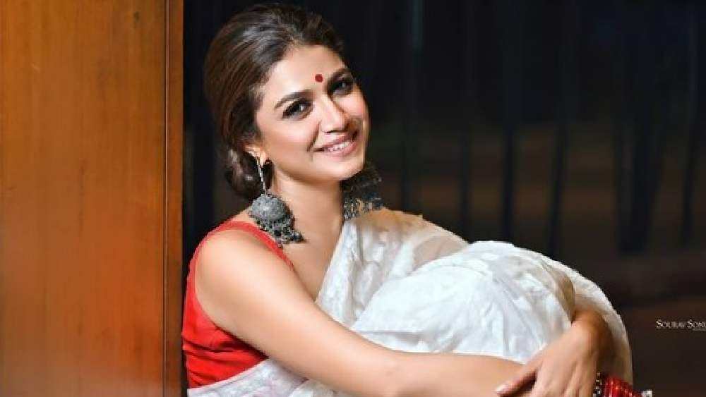 লাল-সাদার আবেদন চিরন্তন। সে পথেই হেঁটেছেন সৌরসেনী। রুপোর বড় ঝুমকো এবং রহস্যময়ী হাসি। তারার ছুটে অনেককেই টেক্কা দিলেন কন্যে।