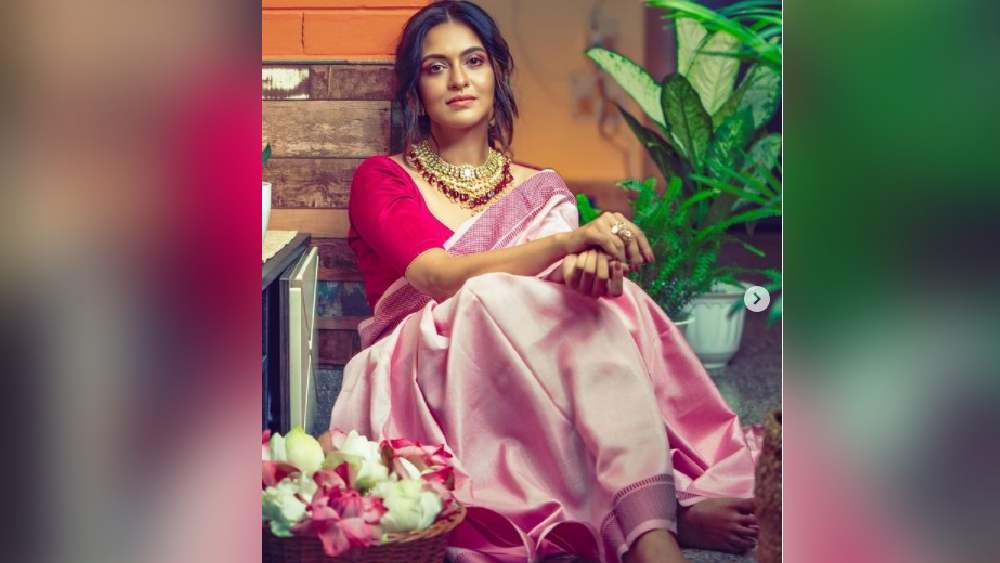 হাল্কা শা়ড়িতেই কী ভাবে তাক লাগিয়ে দিতে হয়? সে পাঠ পড়িয়ে দিতে পারেন প্রিয়ঙ্কা। স্নিগ্ধ গোলাপি শাড়ির সঙ্গে তেমন চড়া মেকআপও করেননি। বাজিমাত একটিমাত্র কুন্দনের গলার হারেই। তাতেই তিনি নজরকাড়া।