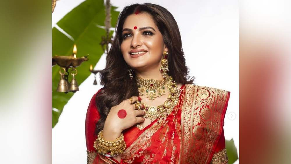 তনুশ্রীও বেছে নিয়েছেন লাল বেনারসী। সঙ্গে ভারী গয়না। পুজোর দিনের তুলনায় একটু বেশিই ভারী হয়ে গিয়েছে সাজ। তবে তনুশ্রীকে দেখে অনুপ্রাণিত হতে পারেন নববধূরা।