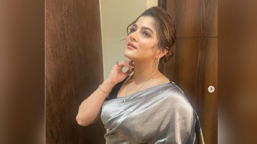 ছিমছাম সাজই যাঁদের পছন্দ, তাঁদের মন জয় করে ফেললেন শ্রাবন্তী। কানে-গলায় হাল ফ্যাশনের হাল্কা গয়না। সোনালি-রুপোলি জরি মেশানো শাড়ি শারদ-সাজে বেশ মানানসই।