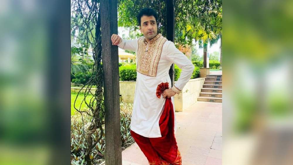 পুজোর সাজে টলিপাড়ার বঙ্গনারীদের সঙ্গে পাল্লা দিতে পেরেছেন এক জন পুরুষই। আবীর। সাদা কারুকাজ করা পাঞ্জাবির সঙ্গে লাল ধুতি। নিখাদ বাঙালিয়ানা!