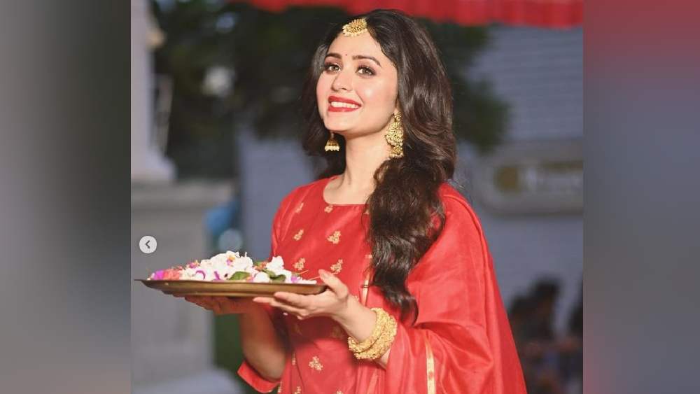 শাড়ির ভিড়ে সালোয়ার বেশ খানিকটাই যেন পিছিয়ে পড়ে পুজোর দিনে। তবে লাল কারুকাজ করা সালোয়ার হলে চোখ টানবে অবশ্যই। সেই পথেই হাঁটলেন ঋতাভরী।
