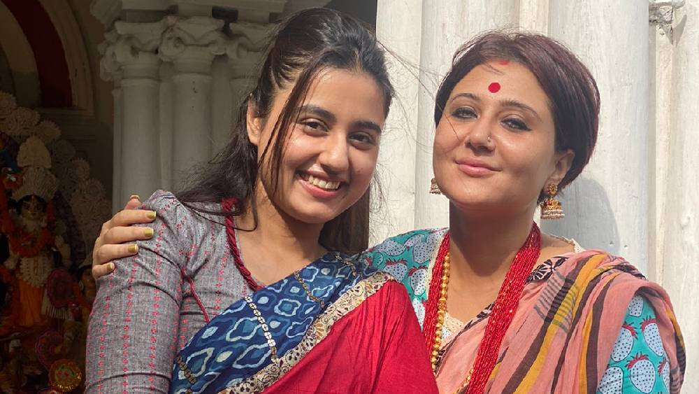 এক ফ্রেমে দুই স্বস্তিকা। দত্ত আর মুখোপাধ্যায়। হাওড়ার জাঙ্গিপাড়ার এক পুজোয় একসঙ্গে হাজির দু’জনে।