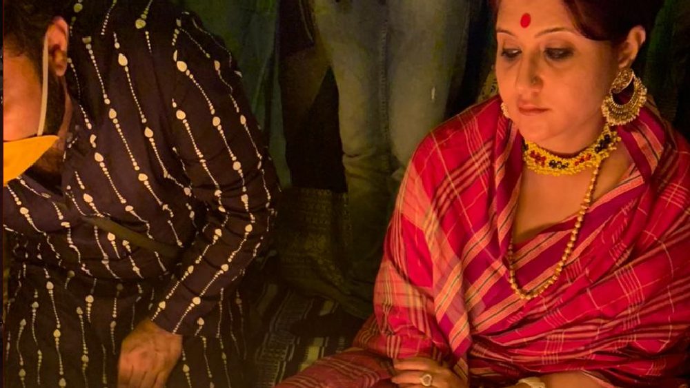 বেহালার সখের বাজারে সায়ক চক্রবর্তীর বাড়ির পুজোতেও এই তারকারাই উপস্থিত হয়েছিলেন সদলবলে। কুমারী পুজোর আচার তখন শুরু হয়েছে। বাড়ির সদস্যদের সঙ্গে পুজোয় অংশ নিলেন স্বস্তিকা মুখোপাধ্যায়।