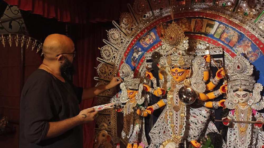 প্রতিমা সাজাতে হাত লাগালেন অভিষেকও।