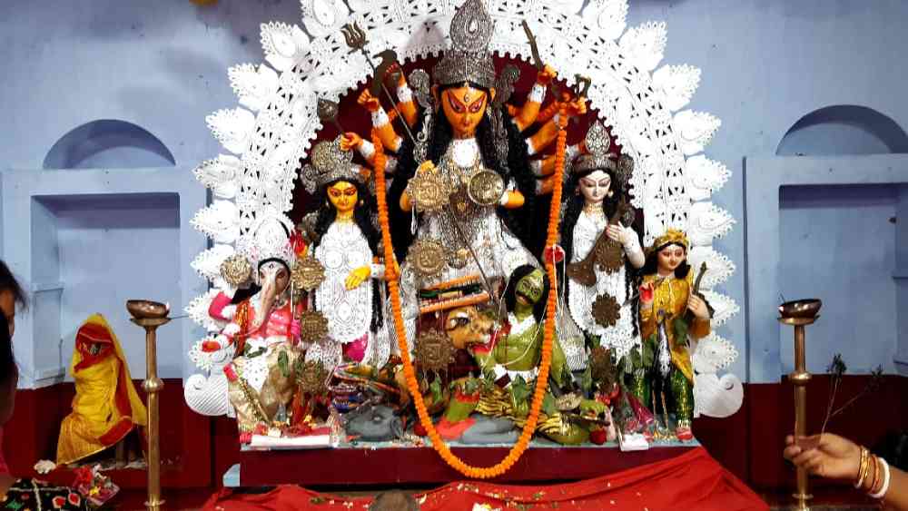 শহর ছেড়ে আনন্দবাজার অনলাইনের ক্যামেরা হাজির হয়েছিল গ্রামেও। পুরুলিয়ার নীলকণ্ঠ চট্টোপাধ্যায়ের বাড়ির পুজো জেলার অন্যতম প্রাচীন শারদোৎসবের ঠিকানা।