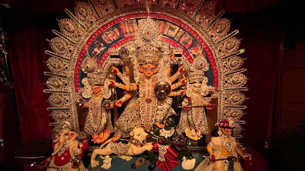সায়কের বাড়ির পুজোর প্রতিমার সাজ।