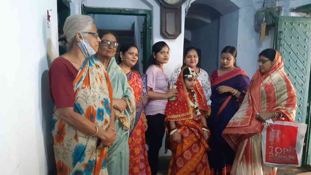 চট্টোপাধ্যায় বাড়ির পারিবারিক মন্দিরে পুজো। গ্রামের মানুষের পাশাপাশি তা দেখতে ভিড় জমান আশপাশের এলাকার মানুষও।