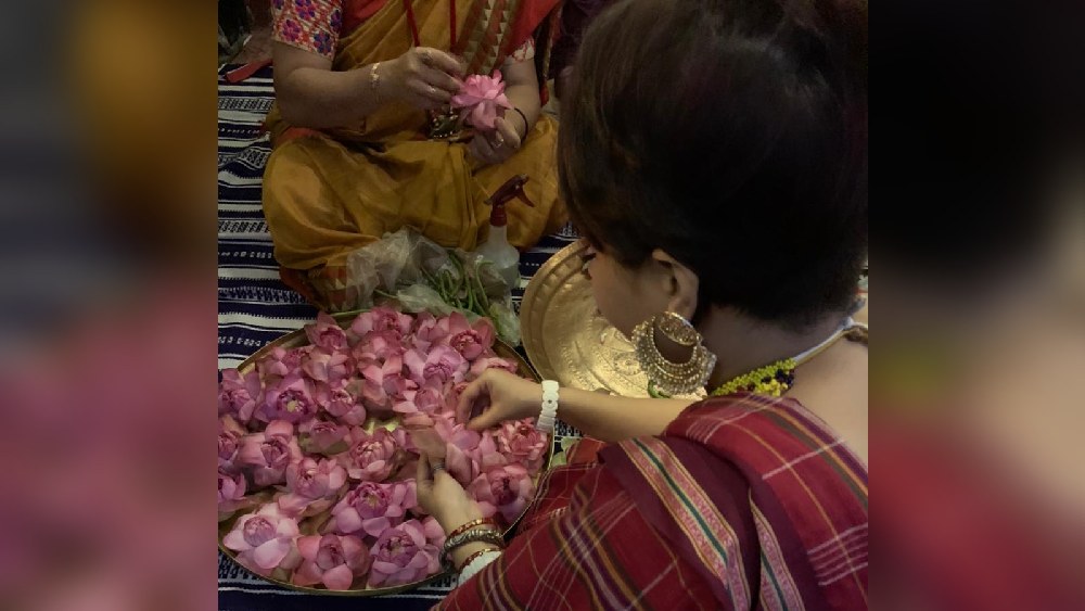স্বস্তিকা গাঁথলেন মালা।