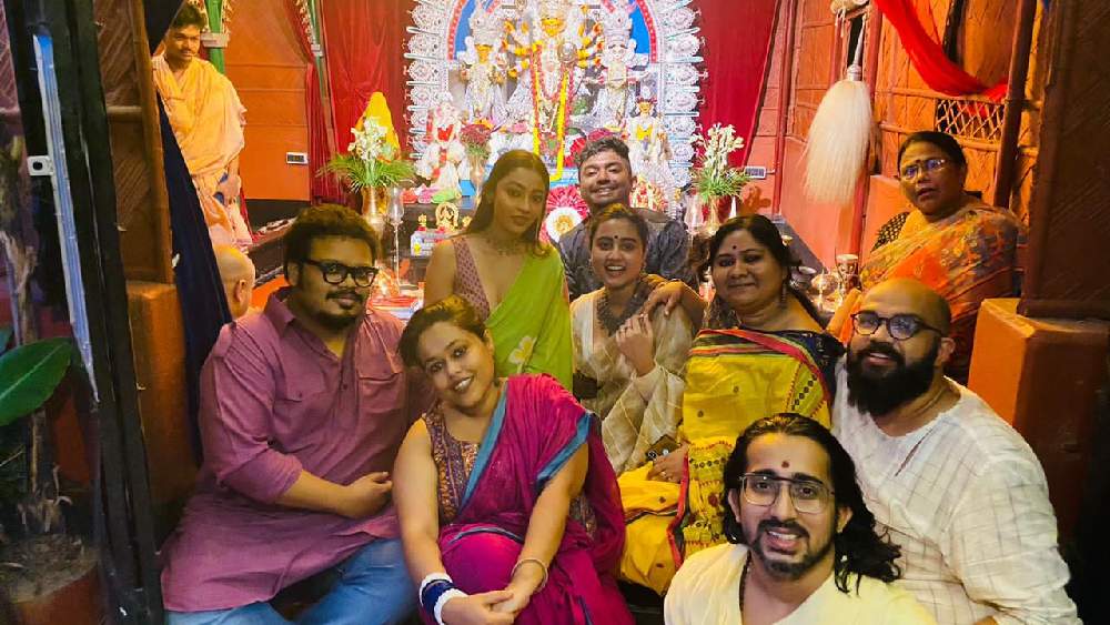 নবমীর শেষ বেলায় বেহালার পুজোয় অতিথি তালিকায় নতুন সংযোজন চিত্রগ্রাহক দেবর্ষি সরকার, পোশাকশিল্পী বুকুন, পুজোর উদ্যোক্তা সায়ক চক্রবর্তী-সহ আরও অনেকে। ছবি: অভিষেক রায়