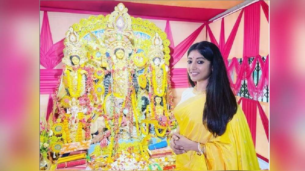 হলুদ সিল্কের শাড়ি আর সাদা ব্লাউজে মণ্ডপে হাজির পাওলি। সঙ্গে মানানসই সোনার গয়না। এক ঢাল খোলা চুল আর কাজল-কালো চোখের চাউনিতেই ঘায়েল কতশত জনতা!