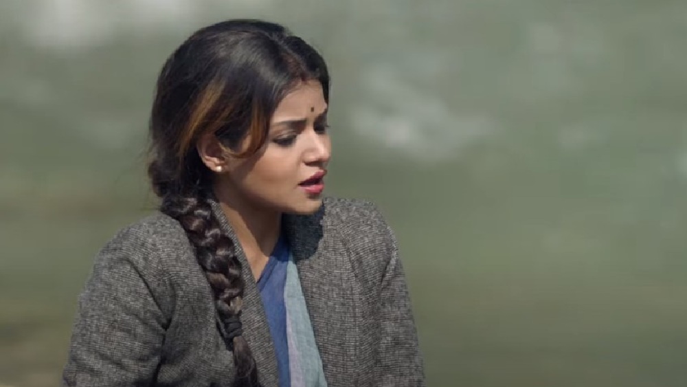 পাহাড়ি নদীর পাশে দাঁড়িয়ে মেঘার কণ্ঠে ‘রাত্রি এসে যেথায় মেশে’ গানটি, সে এক অপূর্ব দৃশ্য।