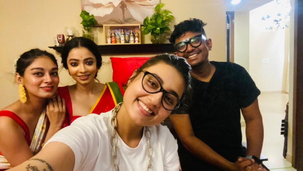 ফেসবুক বলছে, সপ্তমীর সন্ধে থেকে এখনও পর্যন্ত শোভন-স্বস্তিকার উদযাপন মন্দ নয়।