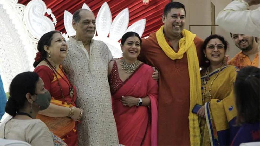 অতিমারি পরিস্থিতিতে এ বারও বিধি মেনে উদযাপন। বর্ষীয়ান অভিনেতা দেব মুখোপাধ্যায় আগেই মুম্বইয়ের এক সংবাদমাধ্যমকে বলেছিলেন, ‘‘মূলত ভার্চুয়াল পদ্ধতিতে পুজো সম্পন্ন হচ্ছে। যাঁরা পুজো দেখতে আসছেন, সকলকেই মাস্ক পরতে এবং সামাজিক দূরত্ব বজায় রাখতে অনুরোধ করা হয়েছে।’’