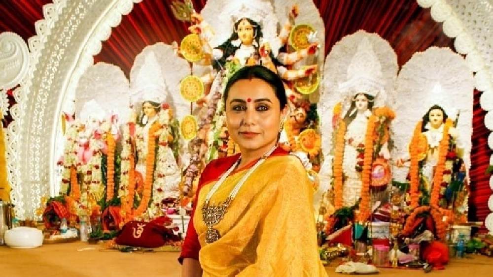 কাজলের সঙ্গেই পুজোয় থাকেন রানি, সর্বাণী মুখোপাধ্যায়। থাকেন রানির ভাই রাজা মুখোপাধ্যায়ও। আমন্ত্রণ পান বলিউডের তাবড় তারকারা।