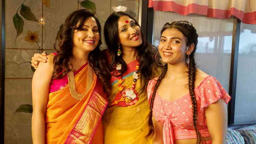 ইন্দ্রাণী দত্তর বাড়ির পুজোয় ঋতপর্ণা সেনগুপ্ত। সঙ্গে ইন্দ্রাণী-কন্যা রাজনন্দিনী। পুজোর সাজে ঝলমলে তিন কন্যে।