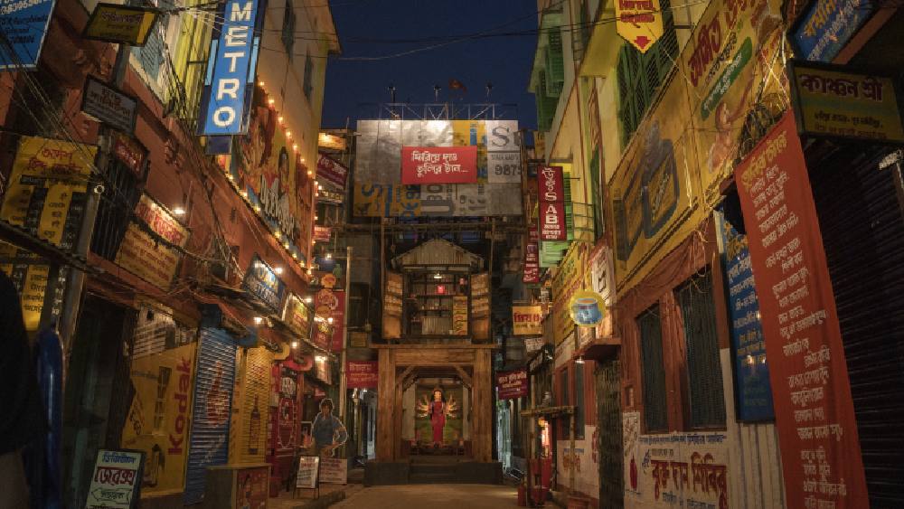 নলিন সরকার স্ট্রিটের মণ্ডপ সাজল পুরনো ছবির পোস্টারে।