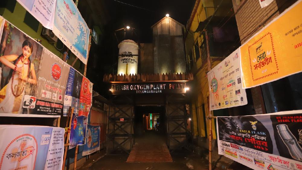 করোনার দুই ঢেউয়ে প্রাণ হারিয়েছেন বহু মানুষ। চার দিকে তখন অক্সিজেনের জন্য হাহাকার। সদ্য পেরোনো সেই কঠিন সময়ের কথা মাথায় রেখে সেজে উঠল তেলেঙ্গাবাগানের পুজো।