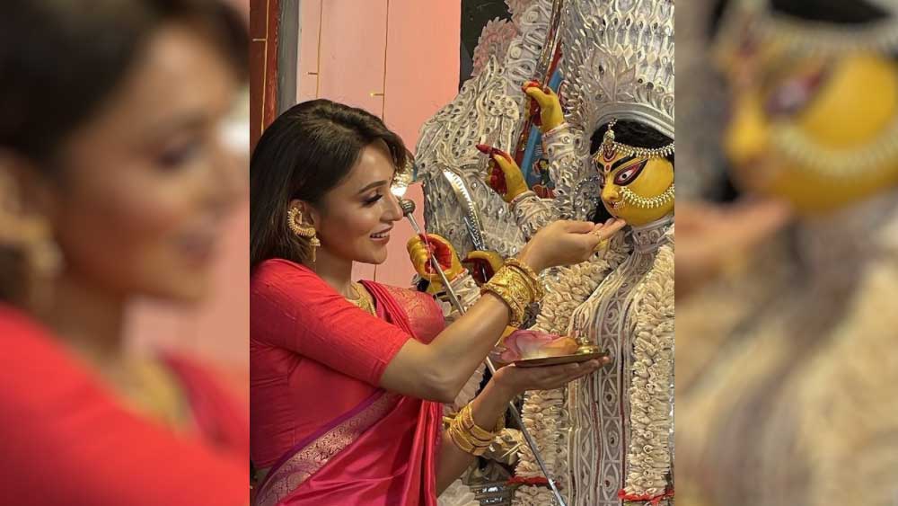 দেবীবরণ করতে দেখা গেল মিমি চক্রবর্তীকে। লাল সিল্কের শাড়ি, সোনার গয়নায় ঝলমলে। হাতের থালায় মিষ্টি, পানপাতা। তাই দিয়ে মায়ের মিষ্টিমুখ করালেন। বরণের পাশাপাশি সকলের মঙ্গল কামনাও করলেন তারকা-সাংসদ।