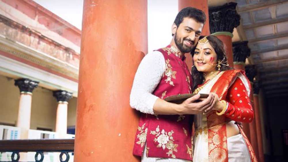 পুজোর ঠিক আগেই বাবাকে হারিয়েছেন অভিনেতা রুদ্রজিৎ মুখোপাধ্যায়। এ বছর পুজো তাই খানিক ম্লান তাঁর উৎসব। তবু বিজয়া দশমীতে অভিনেত্রী স্ত্রী প্রমিতা চক্রবর্তীকে নিয়ে সিঁদুরখেলায় মাতলেন। রাঙিয়ে দিলেন প্রমিতার গাল-কপাল-সিঁথি। সঙ্গে দেবীর উদ্দেশে বার্তা, ‘আবার এসো মা’।